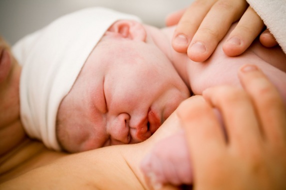 Klokánkování nezralých novorozenců výrazně podporuje jejich zdraví