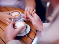 Nadměrný příjem kávy přináší rizika pro ženy i muže