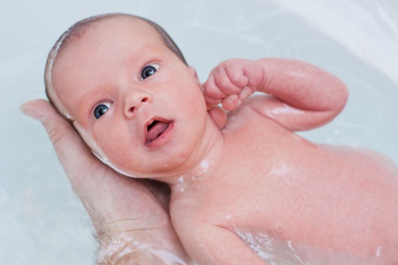 Porody do vody: přínosy pro dítě jsou nejasné