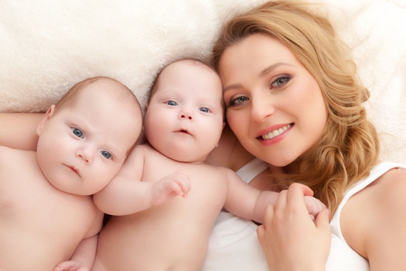 Porod dvojčat – vaginální porod nebo císařský řez?